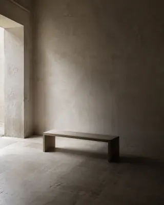 빛과 그림자가 부드러운 경계로 두 영역을 이루는 고요한 회색 공간